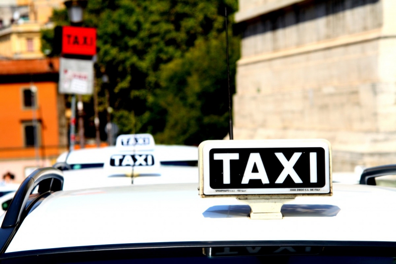 taxis-LA ROQUEBRUSSANNE-min_taxi_auto_rome_road_white-1051610